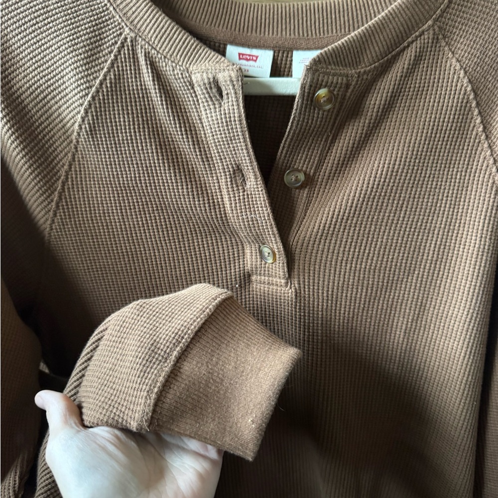 Brown Levi’s Waffle Knit Henley Shirt. Women’s XS. - Picture 2 of 4